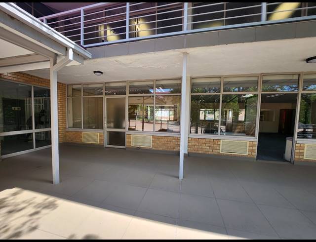181M² OFFICE TO LET IN WATERFALL